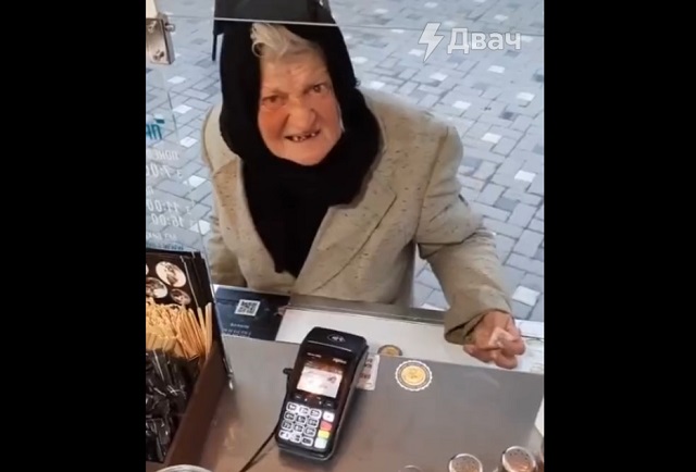 Бабушка пришла заказать кофе и была очень разочарованна ценой Видео