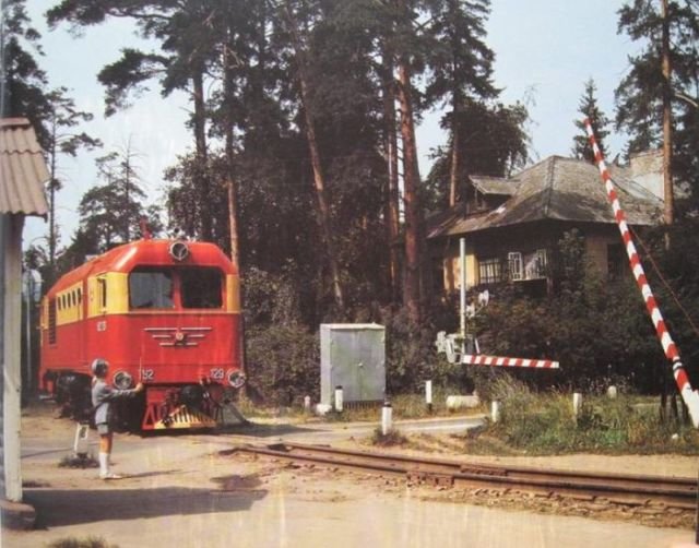 Солянка из интересных ретро-фотографий Москва, 1970–е, Портативный, Девушка, выставке, Чикаго, Видеосъемка, автомобиля, Прохожие, интересом, рассматривают, автоматы, оплаты, парковки, Тверской, улице, Россия, киоска, Всемирной, Колонна