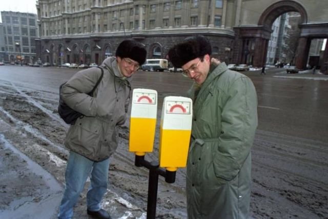 Солянка из интересных ретро-фотографий Москва, 1970–е, Портативный, Девушка, выставке, Чикаго, Видеосъемка, автомобиля, Прохожие, интересом, рассматривают, автоматы, оплаты, парковки, Тверской, улице, Россия, киоска, Всемирной, Колонна