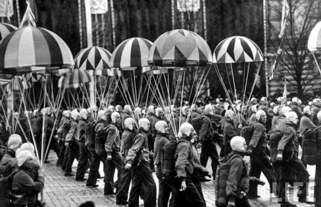 Солянка из интересных ретро-фотографий Москва, 1970–е, Портативный, Девушка, выставке, Чикаго, Видеосъемка, автомобиля, Прохожие, интересом, рассматривают, автоматы, оплаты, парковки, Тверской, улице, Россия, киоска, Всемирной, Колонна