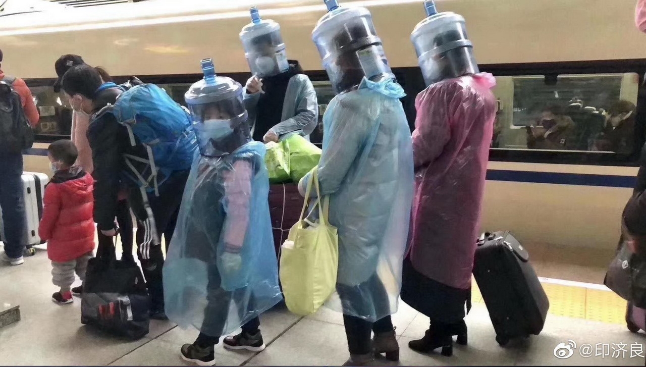 Китайцы в защитных костюмах в аэропорту