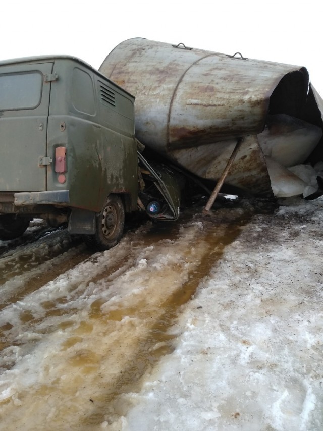 Водонапорная башня рухнула на «буханку» во время ремонта в Тверской области