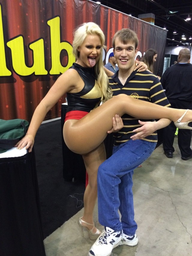 Porn Comicon: парень сфоткался со своими любимыми актрисами киноман, прошел, мероприятие, полное, мифических, актрис, упустил, возможности, сфотографироваться, каждой