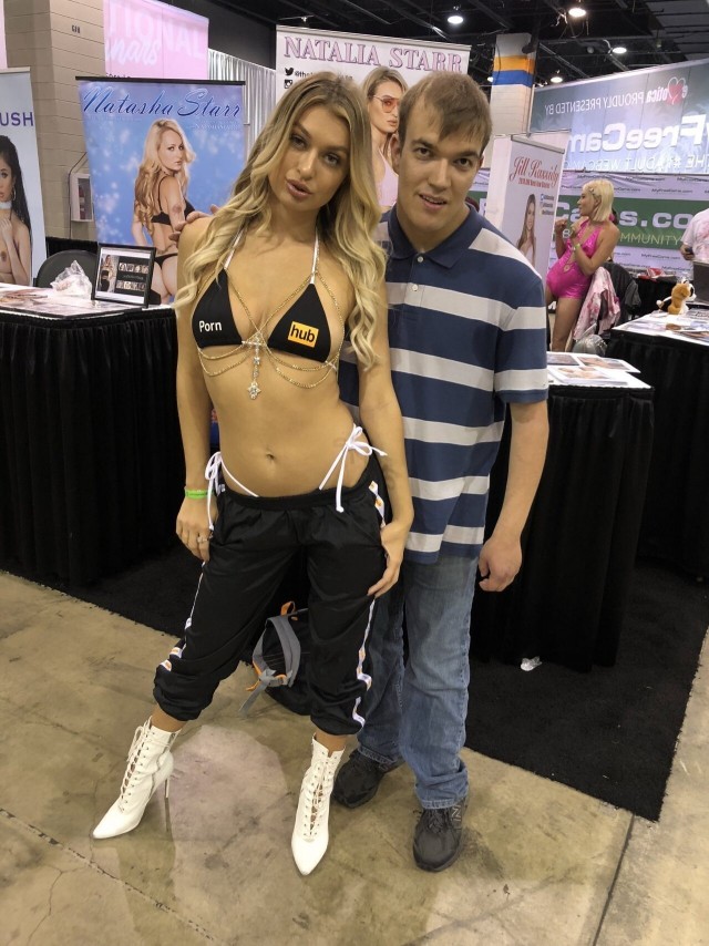 Porn Comicon: парень сфоткался со своими любимыми актрисами киноман, прошел, мероприятие, полное, мифических, актрис, упустил, возможности, сфотографироваться, каждой