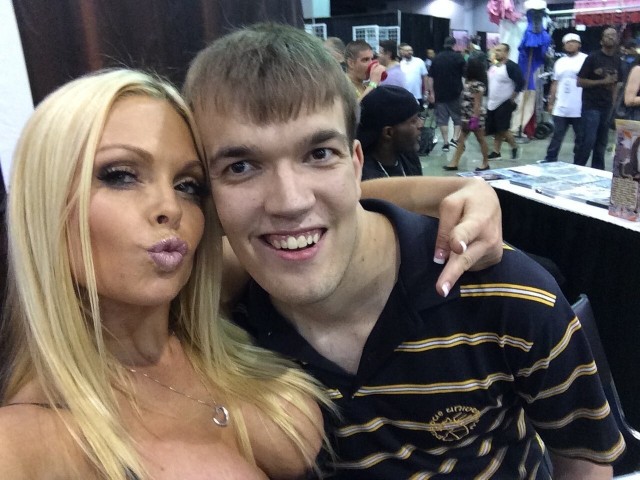 Porn Comicon: парень сфоткался со своими любимыми актрисами киноман, прошел, мероприятие, полное, мифических, актрис, упустил, возможности, сфотографироваться, каждой