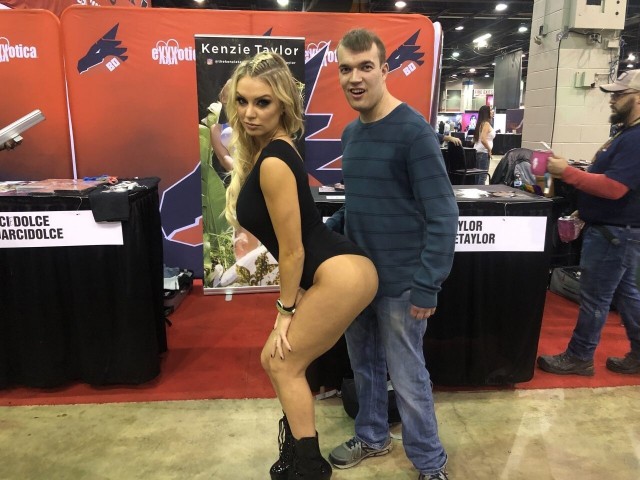 Porn Comicon: парень сфоткался со своими любимыми актрисами киноман, прошел, мероприятие, полное, мифических, актрис, упустил, возможности, сфотографироваться, каждой