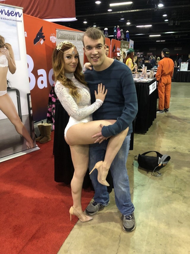 Porn Comicon: парень сфоткался со своими любимыми актрисами киноман, прошел, мероприятие, полное, мифических, актрис, упустил, возможности, сфотографироваться, каждой