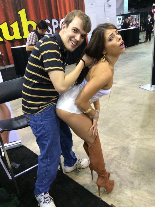 Porn Comicon: парень сфоткался со своими любимыми актрисами киноман, прошел, мероприятие, полное, мифических, актрис, упустил, возможности, сфотографироваться, каждой