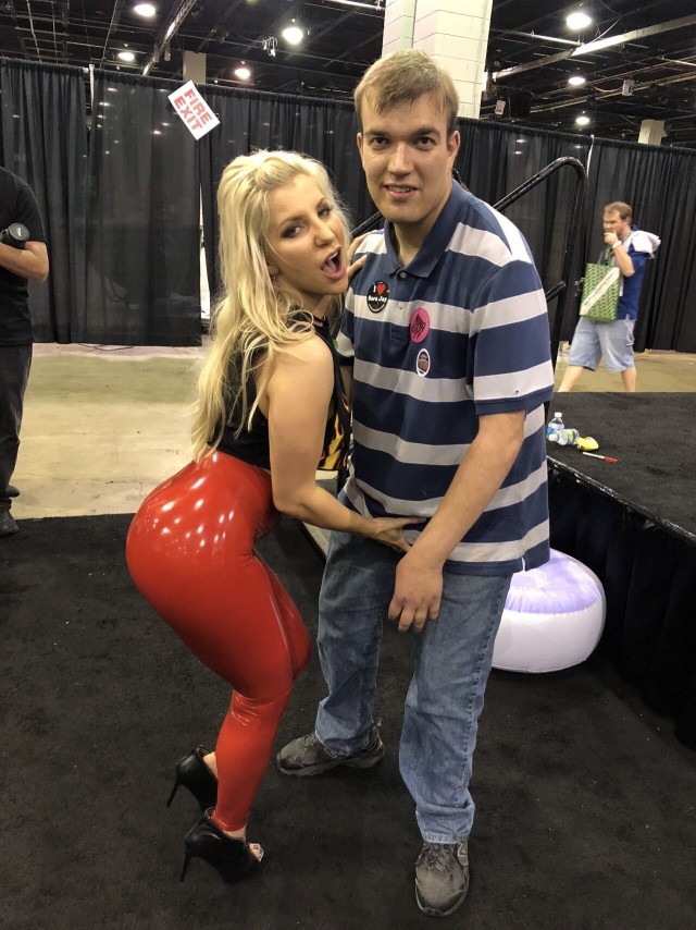 Porn Comicon: парень сфоткался со своими любимыми актрисами киноман, прошел, мероприятие, полное, мифических, актрис, упустил, возможности, сфотографироваться, каждой