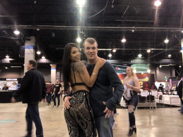 Porn Comicon: парень сфоткался со своими любимыми актрисами киноман, прошел, мероприятие, полное, мифических, актрис, упустил, возможности, сфотографироваться, каждой