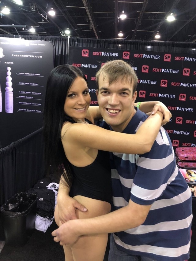 Porn Comicon: парень сфоткался со своими любимыми актрисами киноман, прошел, мероприятие, полное, мифических, актрис, упустил, возможности, сфотографироваться, каждой