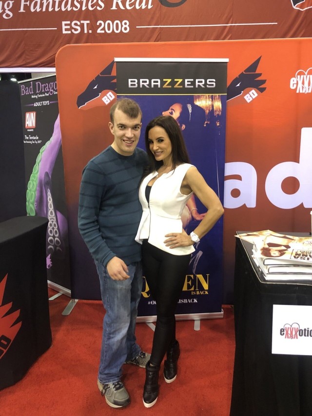 Porn Comicon: парень сфоткался со своими любимыми актрисами киноман, прошел, мероприятие, полное, мифических, актрис, упустил, возможности, сфотографироваться, каждой