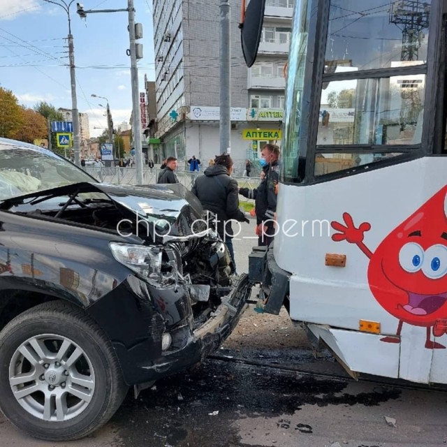 Таранить трамвай - это сильно Революции, 13092021, налево, столкновение, лобовое, допустил, улицы, часть, одностороннюю, повернул, Перми, нарушение, Prado, водитель, произошло, Куйбышева, перекрёстке, трамваем