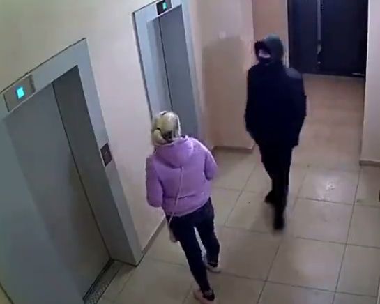 В Воронеже какой-то урод отправил в нокаут девушку, а затем продолжил ее избивать