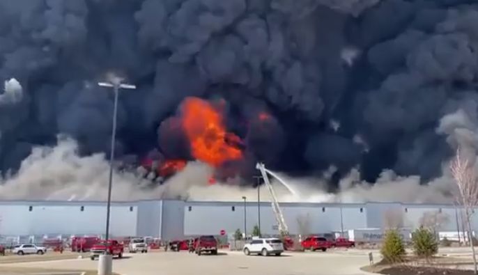 Распределительный центр Walmart горит в Индианополисе