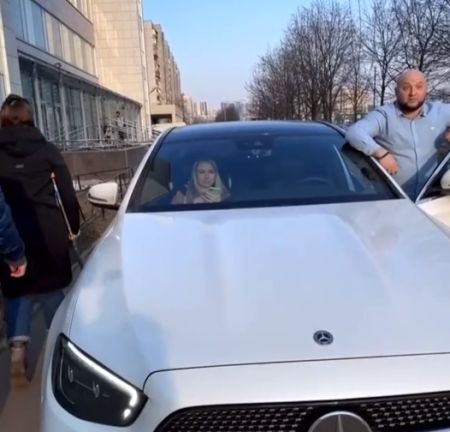 Нарушитель ПДД на Mercedes «объяснил» петербуржцам, как правильно жить