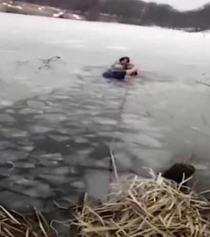 В Тульской области спасли двух девочек, провалившихся под лёд