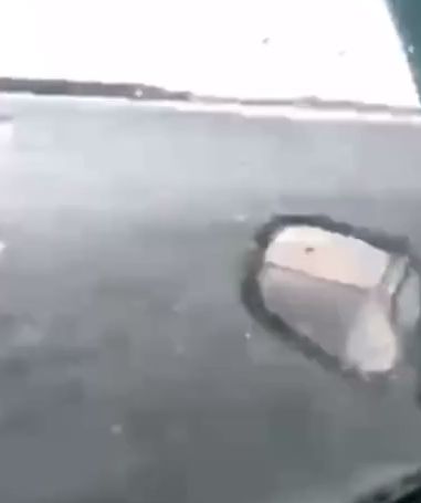 Бессмертные водители пытаются проехать через закрытую ледовую переправу