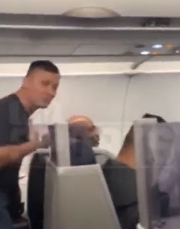 Майк Тайсон выбил всё дерьмо из пьяного дурачка, пристававшего к нему в самолёте