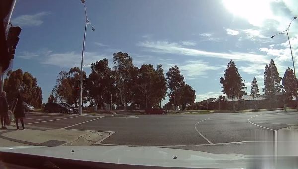 Самоотверженный автомобилист из Австралии спас своим авто пешеходов от летящего на красный мотоциклиста