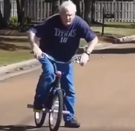 Дедушка показывает внукам как делать трюк на велосипеде⁠⁠