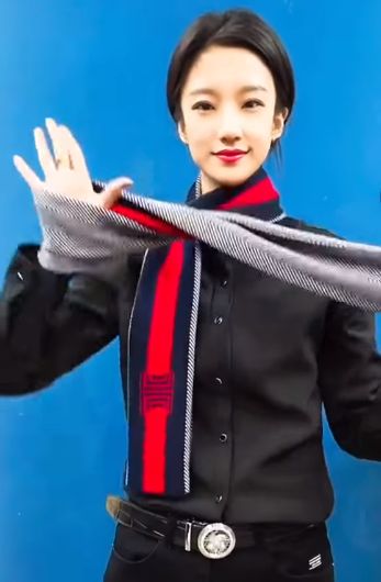 Азиатская девушка завязывает шарф