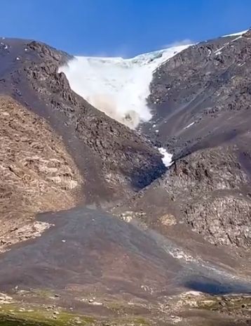 Группа иностранных туристов чудом выжила, снимая на видео лавину в Киргизии. Кадры получились шикарные