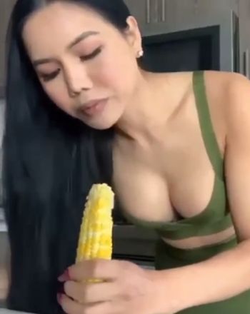 Девушка показывает необычный способ поедания кукурузы