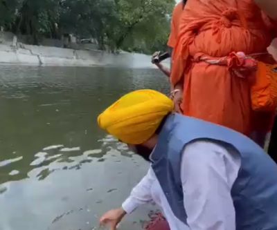 Чиновник из Индии выпил воду из «священной» реки, чтобы доказать её чистоту