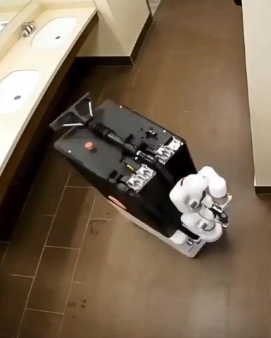 Робот для уборки туалета
