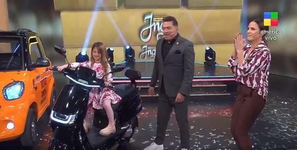 Девочку посадили на скутер прямо на ток-шоу