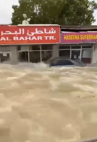 Грузовик наносит больше урона чем само наводнение (Кальба, ОАЭ)
