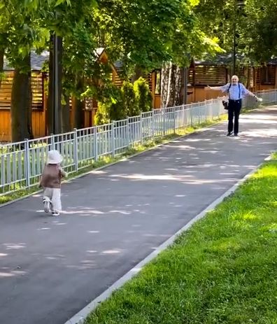 76-летний отец-молодец Евгений Петросян гуляет со своим двухлетним сыном