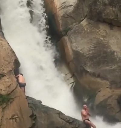 На видео попал момент падения туриста в Хучнинский водопад