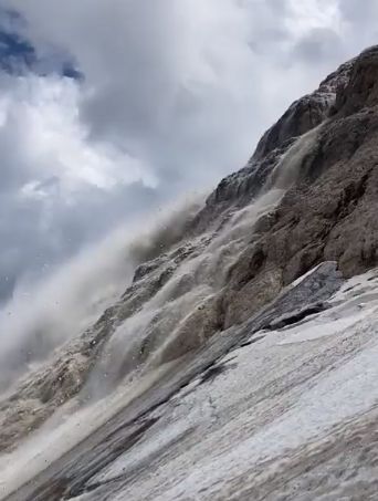 Произошел обвал на леднике Мармолада в Доломитовых Альпах на северо-востоке Италии