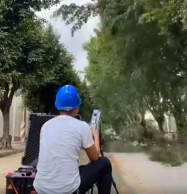 В Китае деревья обрезают с помощью лазерной установки