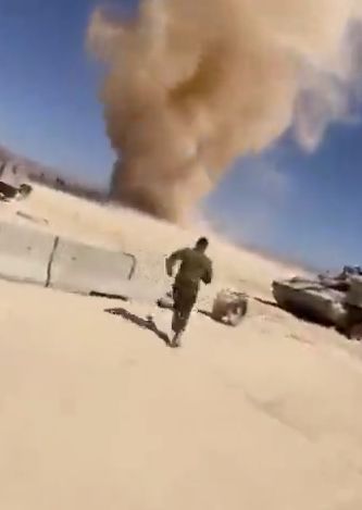 Израильский солдат забежал в пустынный смерч ради эффектных кадров