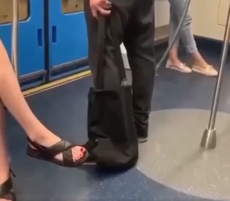В московском метро заметили парня, который вмонтировал камеру в сумку