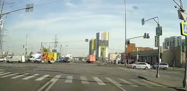 Момент серьезной аварии с участием скорой помощи на востоке Москвы