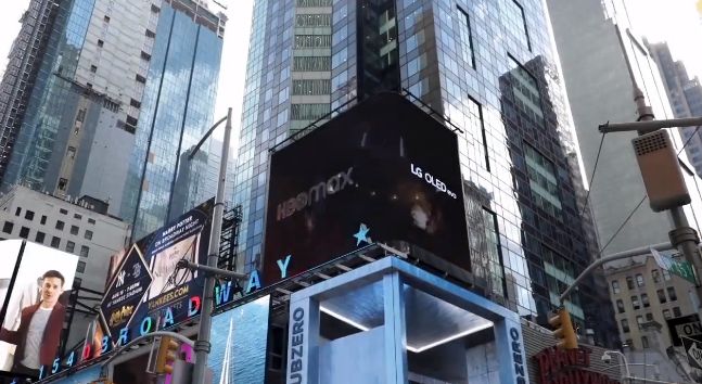На Таймс-сквер в Нью-Йорке появился 3D-дракон