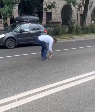 Сочинец учит водителя соблюдать чистоту в городе