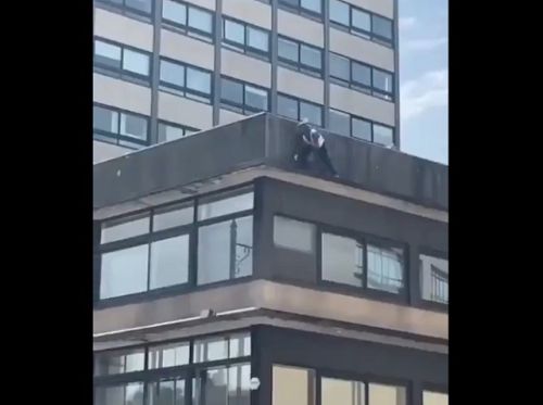 Мастер паркура спускается с крыши здания