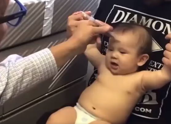 Умный врач вакцинирует ребенка