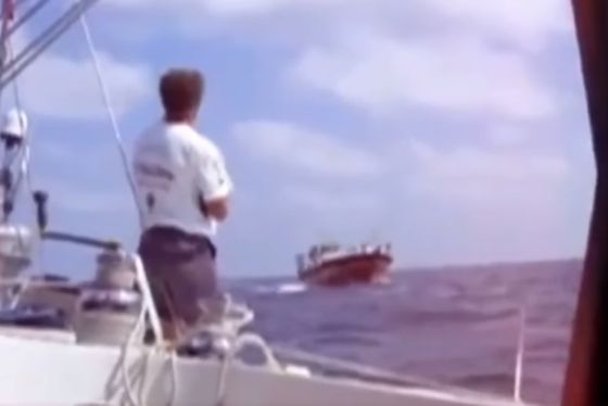 Мужик со стальными яйцами отбивается от сомалийских пиратов, пытающихся захватить его парусную лодку