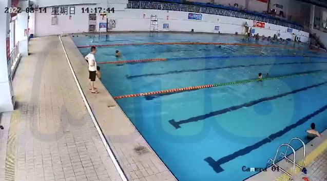 В Китае ребенок утонул в бассейне прямо на глазах у тренера