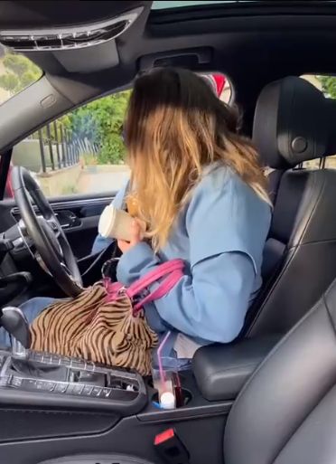 Как девушки садятся в машину
