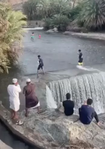 Парня снимавшего волну на реке в Омане смыло⁠⁠