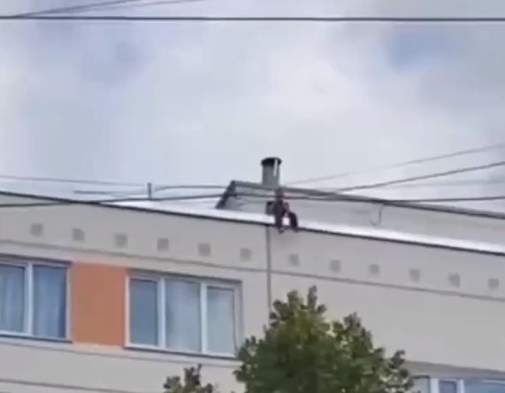 В Невском районе Питера мужчина на спор перебрался с одного дома на другой по проводам