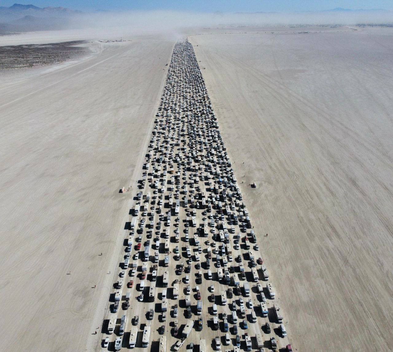 На выезде с фестиваля Burning Man в Неваде, образовалась десятичасовая пробка