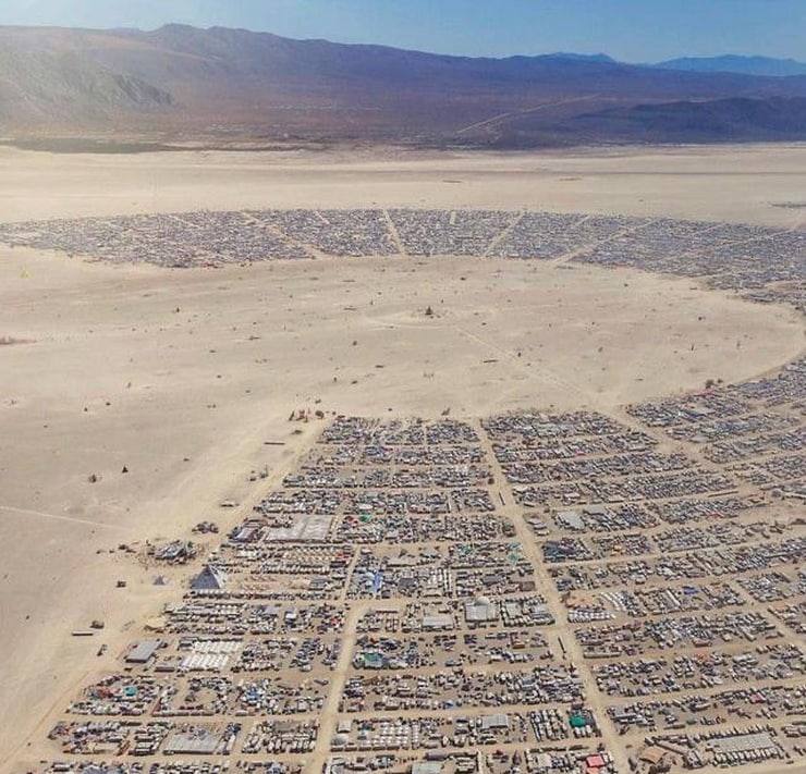 На выезде с фестиваля Burning Man в Неваде, образовалась десятичасовая пробка сужения, пятнадцати, полос, движения, одной, асфальтированное, шоссе